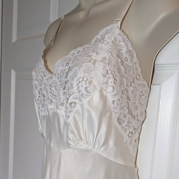 VTG Lady Lynne white slip, Rare 1950's pin-up girl style, 36" bust, Shiny nylon - Picture 14 of 16